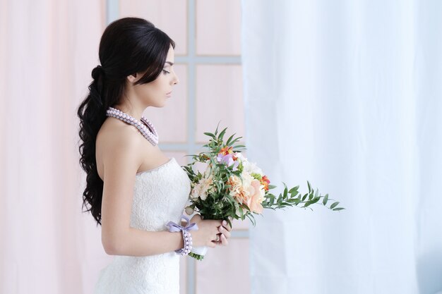 Mooie bruid met witte jurk