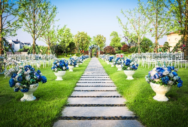 Mooie bruiloft bloem arrangement van zitplaatsen langs het gangpad