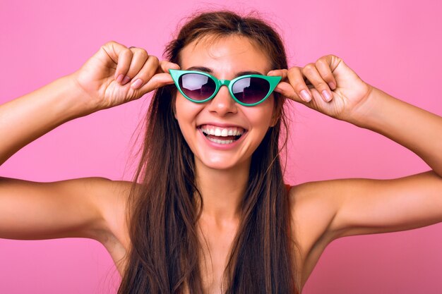 Mooie brunette jonge vrouw trendy groene zonnebril dragen