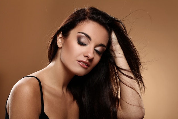 Mooie brunette met avondmake-up