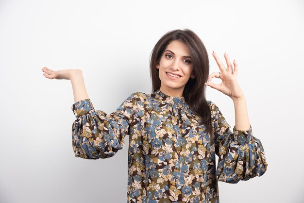 Mooie brunette vrouw dansen op een witte achtergrond.