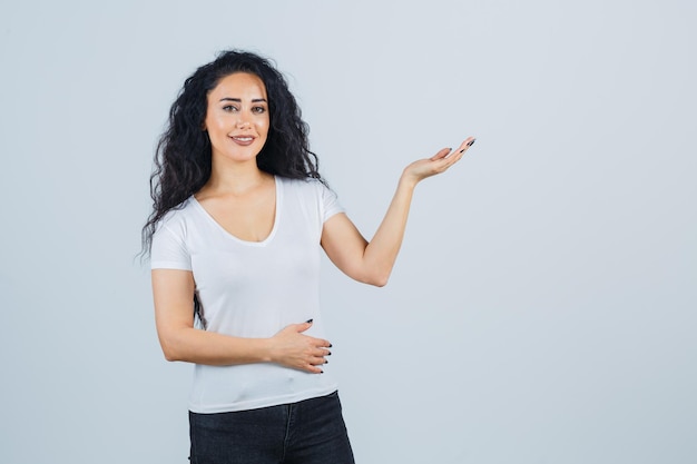 Mooie brunette vrouw in een wit t-shirt