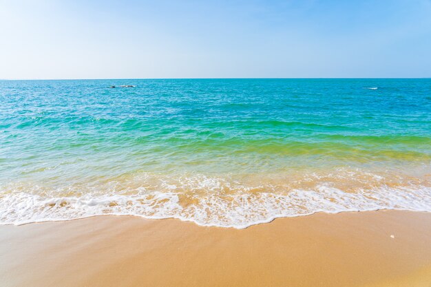 Mooie buiten met tropisch strand zee oceaan voor vakantie