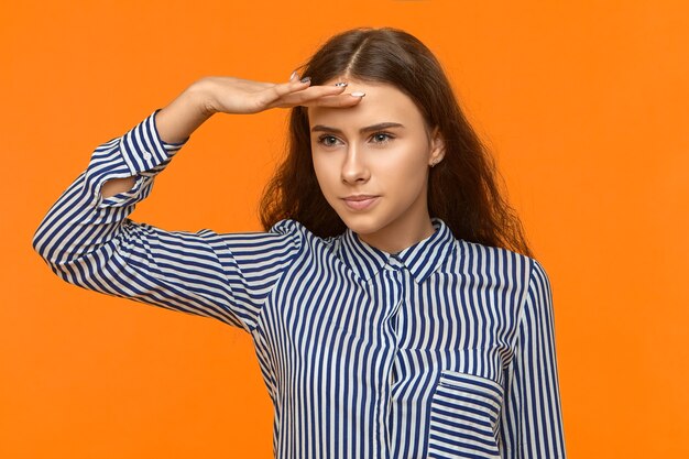 Mooie charmante jonge vrouw met opgewonden glimlach poseren