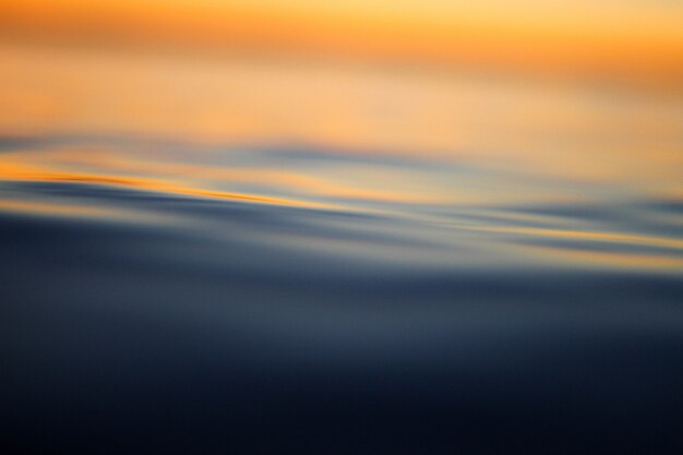 Mooie close-up shot van de geweldige textuur van het water in de oceaan