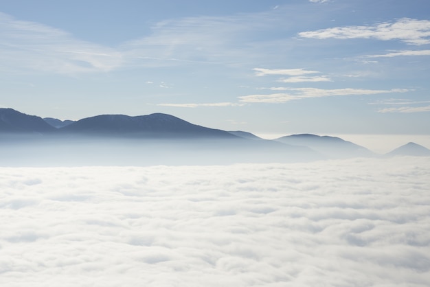 Gratis foto mooie cloudscape onder zwitserse alpen in ticino, zwitserland.