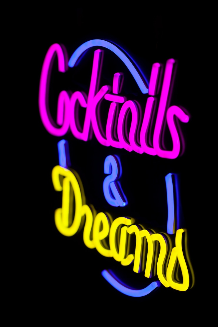 Gratis Foto mooie cocktails en dromen neon bord