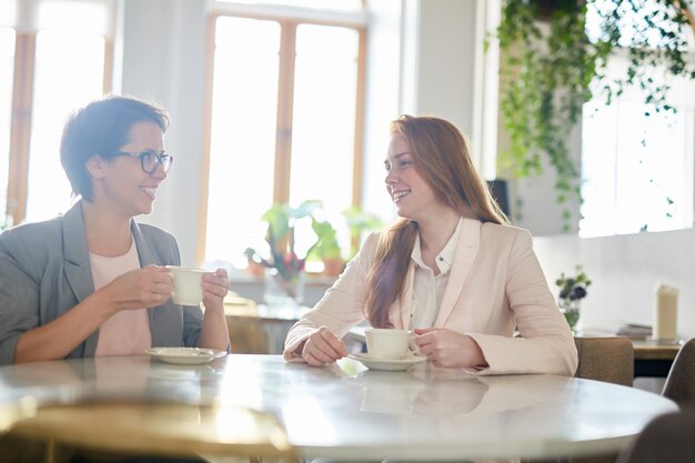 Mooie collega's bij koffiepauze