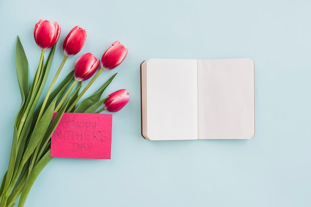 Mooie compositie met bloemen en notebook voor moederdag