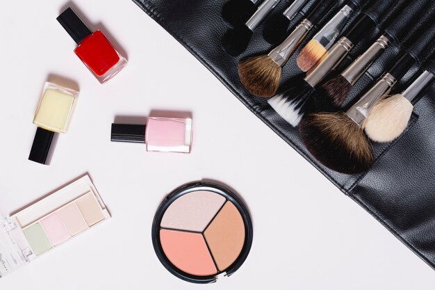 Mooie cosmetica in de buurt van make-upborstelset