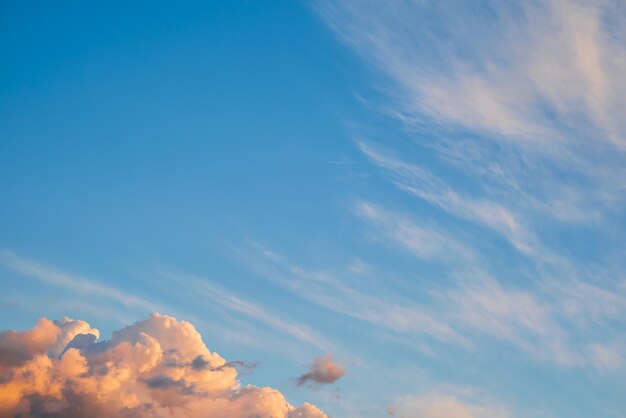 Mooie cumulus en interstitiële wolken bij zonsondergang verlicht door de zon mooi uitzicht idee voor klimaatverandering achtergrond zorg voor de natuur