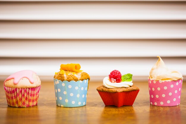 Gratis foto mooie cupcakes op tafel