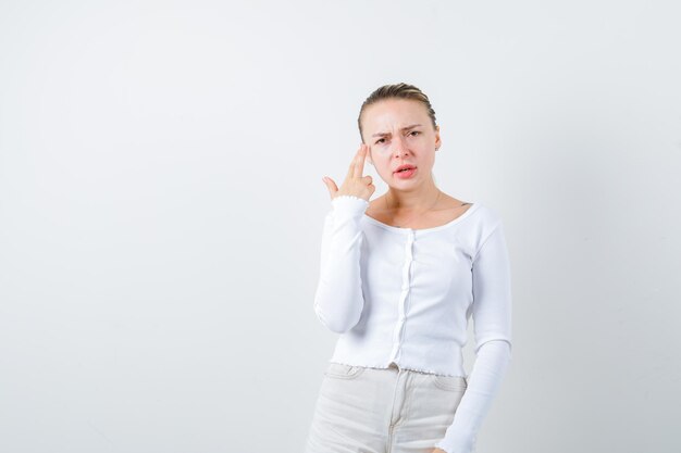 Mooie dame schiet zichzelf op een witte achtergrond