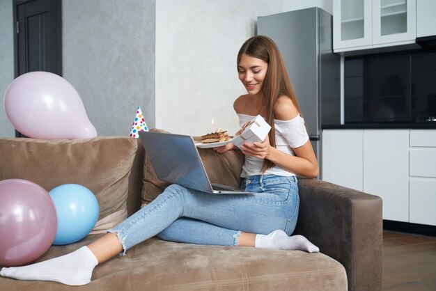 Mooie dame viert verjaardag via videogesprek