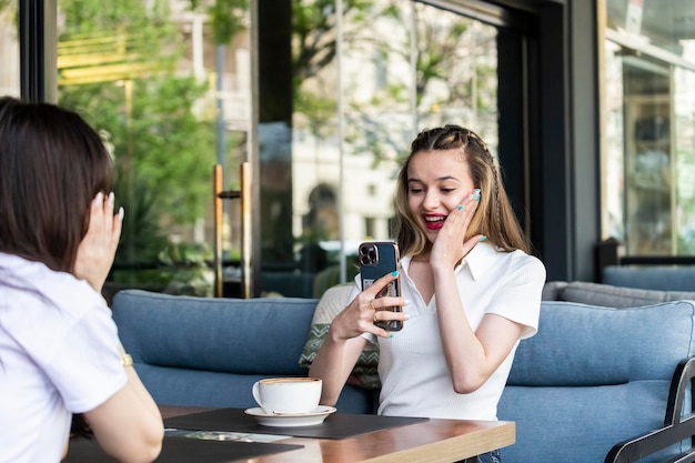 Mooie dames glimlachen en nemen de foto van haar vriend 39