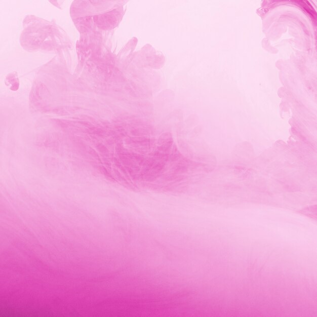 Mooie dichte roze wolk van nevel
