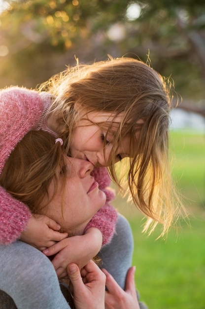 Gratis foto mooie dochter kussende moeder dicht omhoog