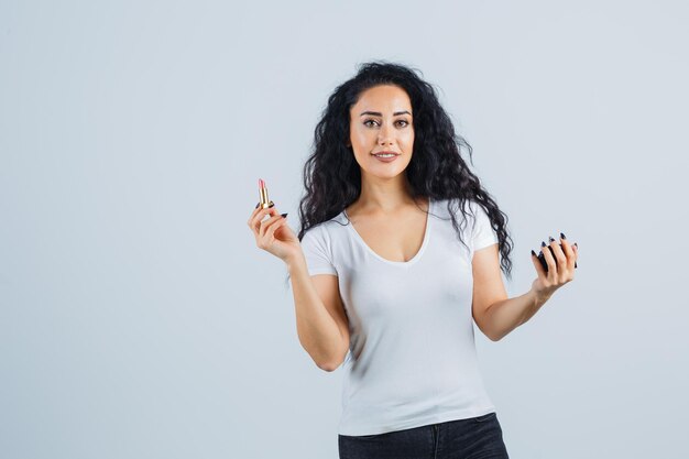 Mooie donkerbruine vrouw die make-up aanbrengt