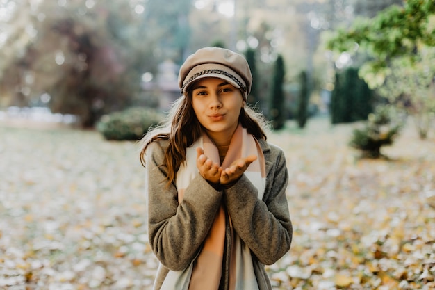 Mooie elegante vrouw die zich in park in de herfst bevindt