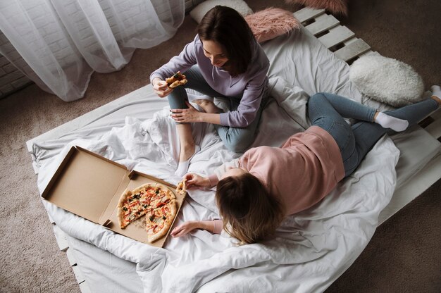 Mooie en gelukkige vrienden die samen tijd doorbrengen