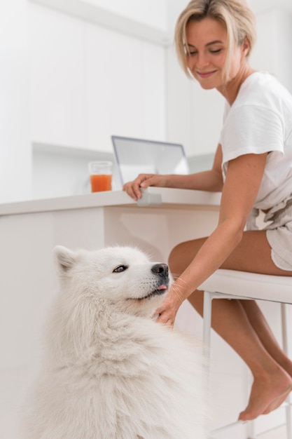 Mooie en lieve hond en vrouw