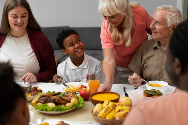 Mooie familie die samen een leuk Thanksgiving-diner heeft