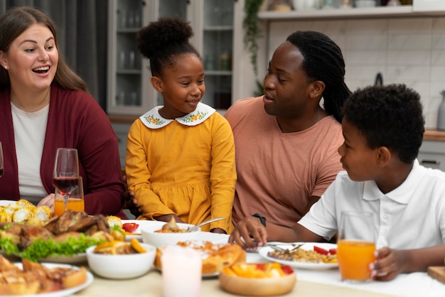 Mooie familie die samen een leuk Thanksgiving-diner heeft