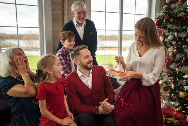 Mooie familie die thuis samen van kerst geniet