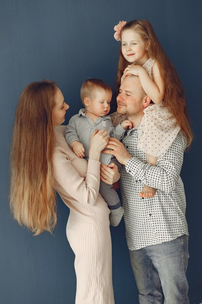 Mooie familie tijd doorbrengen in een slaapkamer