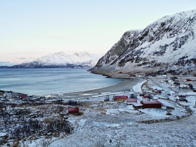 Mooie foto van besneeuwde bergen en landschap op het eiland Kvaloya in Noorwegen