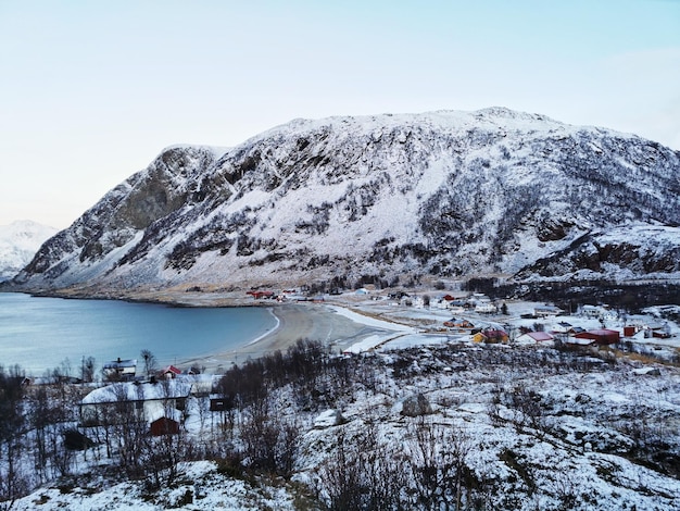 Mooie foto van besneeuwde bergen en landschap op het eiland Kvaloya in Noorwegen