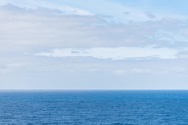 Mooie foto van de zee en de lucht.