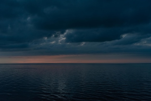 Mooie foto van de zee en de lucht.