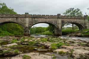 Gratis foto mooie foto van een antieke brug in het yorkshire dales national park, engeland