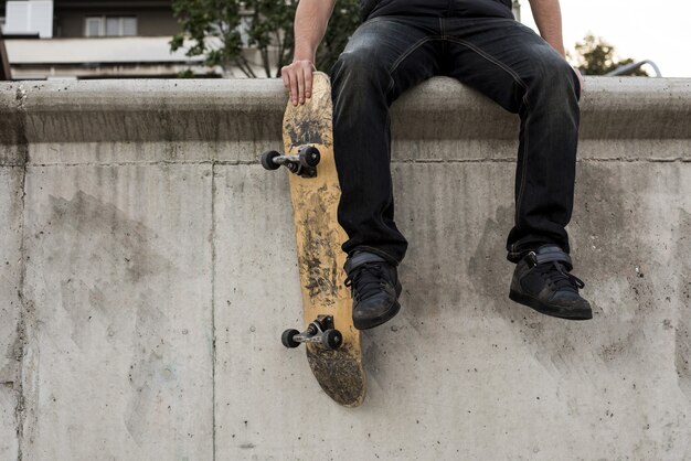 Gratis foto mooie foto van een jonge blanke man die skateboardstunts doet