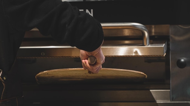 Mooie foto van een man aan het werk met een pizzaoven