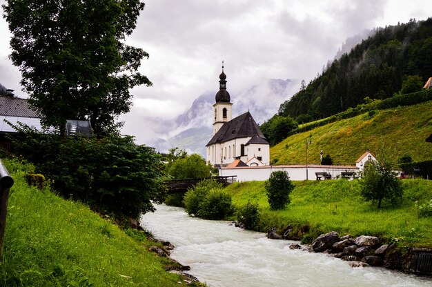 Mooie foto van een parochiekerk van St. Sebastian in Ramsau, Duitsland
