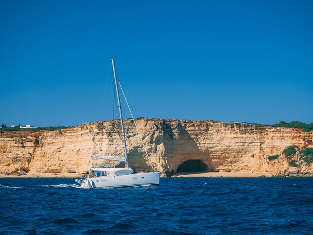 Mooie foto van een schip aan de kust van de Algarve in Portugal