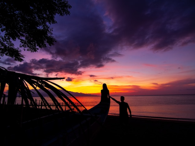 Mooie foto van een stel op het strand bij zonsondergang