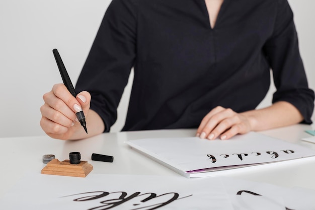 Mooie foto van jonge vrouw handen schrijven op papier op bureau geïsoleerd