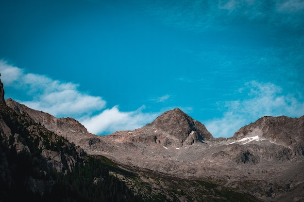 Mooie foto van rotsachtige bergen met blauwe lucht
