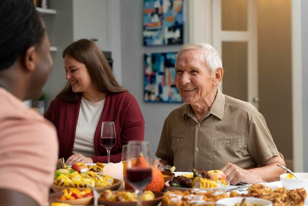 Mooie gelukkige familie die samen een leuk Thanksgiving-diner heeft