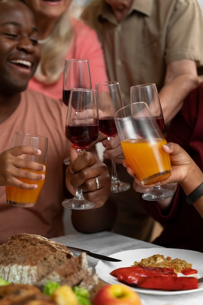 Mooie gelukkige familie die samen een Thanksgiving-diner heeft