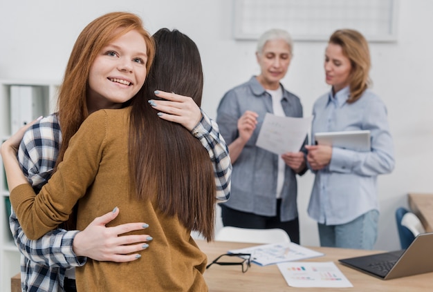 Mooie gemeenschap van vrouwen die elkaar ondersteunen