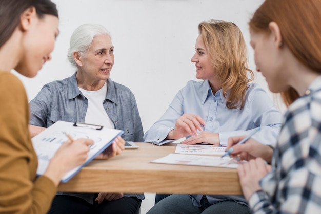 Mooie gemeenschap van vrouwen samen