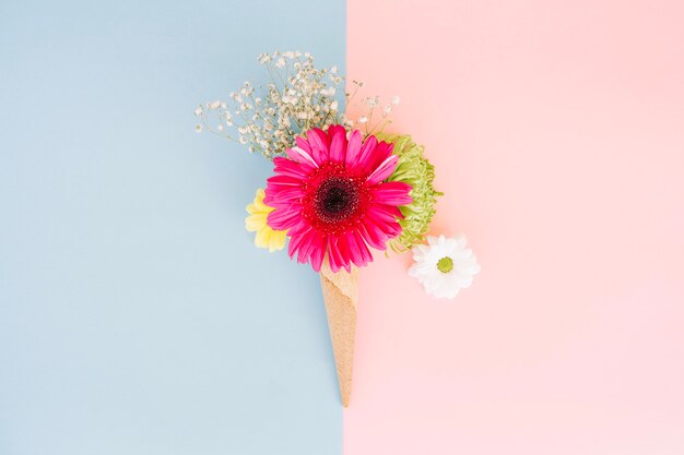 Mooie gerbera in boeket in kegel