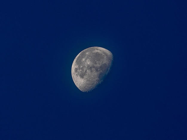 Mooie getextureerde grijze maan in een blauwe nachtelijke hemel