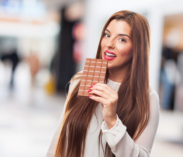 Gratis foto mooie glimlachende hongerige holding van de vrouw