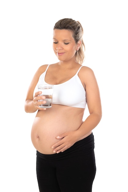 Mooie glimlachende vrouw met een waterglas wachtend op baby Premium Foto