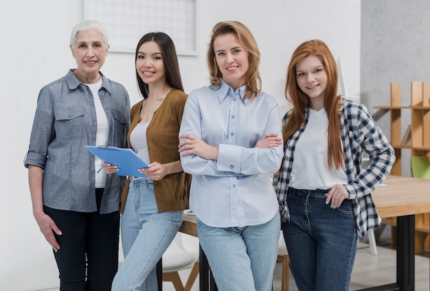 Mooie groep vrouwen die samen stellen